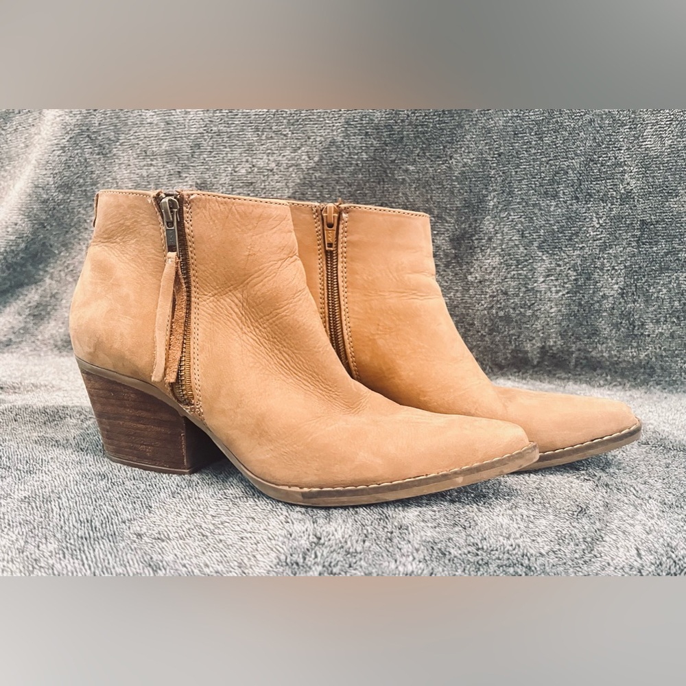 Artisan Zigi Pointy Cowboy Ankle Booties Tan Suede Chunky Heel Tassel Zip Sz 10